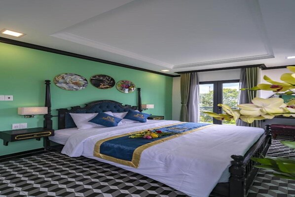 1 Schlafzimmer, Schreibtisch, Bettwäsche