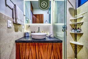 Shower, hair dryer, towels