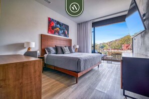 2 quartos, escrivaninha, ferros/tábuas de passar roupa, berço de viagem