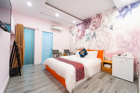 1 bedroom, desk, bed sheets