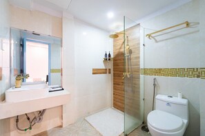 Shower, bidet, towels