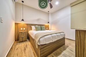 2 chambres, bureau, fer et planche à repasser, lit parapluie