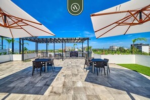 Outdoor dining - Stilysh 2 BR Condo in Versalles - Rooftop Pool (Puerto Vallarta)