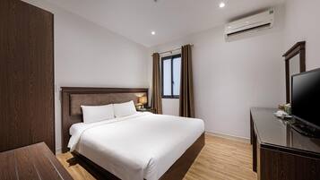 1 habitación, escritorio y ropa de cama