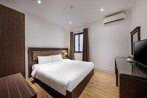 1 bedroom, desk, bed sheets