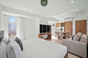 1 bedroom, desk, travel crib, WiFi