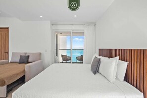 1 quarto, escrivaninha, ferros/tábuas de passar roupa, berço de viagem