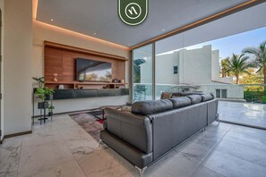 Smart TV - Oceanfront 2BR Condo - Pool - Cevicheria - Beach (Bucerías)
