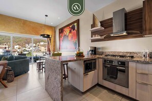 Refrigerador, microondas, horno, placa de cocina