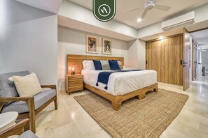 1 Schlafzimmer, Schreibtisch, Bügeleisen/Bügelbrett, Reisekinderbett