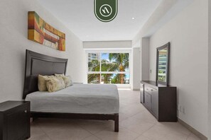 2 Schlafzimmer, Schreibtisch, Bügeleisen/Bügelbrett, Reisekinderbett