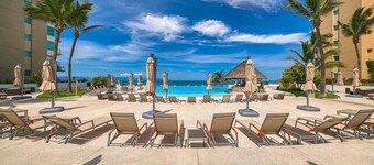 Oceanfront 2 BR Condo - Beach - Restaurant - Gym