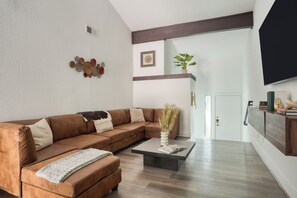 Smart TV, fireplace - Stylish Retreat, Shared Pool & Yard Near Downtown | Fairlawn Lane A by AvantStay (Austin)