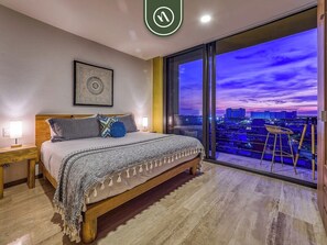 2 habitaciones, escritorio y tabla de planchar con plancha 