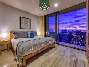 2 habitaciones, escritorio y tabla de planchar con plancha