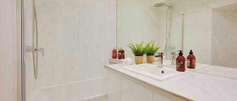 Douche, sèche-cheveux, serviettes fournies