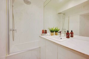 Dusche, Haartrockner, Handtücher