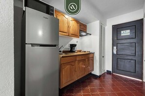 Kühlschrank, Mikrowelle, Herdplatte, Wasserkocher mit Kaffee-/Teezubehör