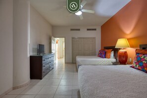 2 Schlafzimmer, Schreibtisch, Bügeleisen/Bügelbrett, Reisekinderbett