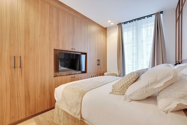 2 bedrooms, desk, iron/ironing board, travel crib