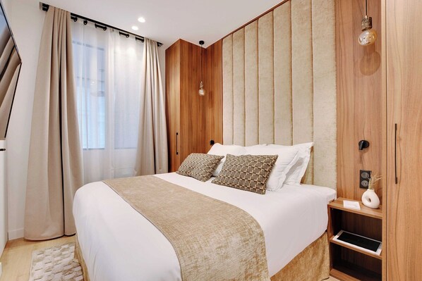 2 bedrooms, desk, iron/ironing board, travel cot