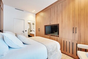 2 bedrooms, desk, iron/ironing board, travel crib