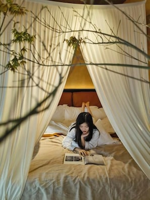 Exclusive Triple Room, City View | Meja, langsir/tirai gelap terus, kalis bunyi, Wi-fi percuma