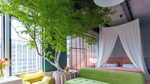 Panda Tower & Chunxi Rd. View Super King | Pillowtop beds, desk, laptop workspace, blackout drapes - M Panda Tower Boutique Hotel (Chengdu)