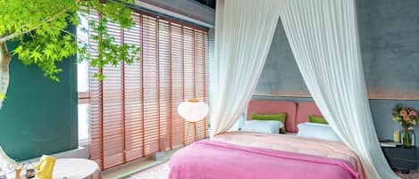 Exklusivt trippelrum - utsikt mot staden | Bäddmadrasser, individuell inredning, unika möbler och skrivbord