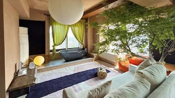 Quarto design, vista para a cidade | Camas com colchões pillow-top, individualmente decorados