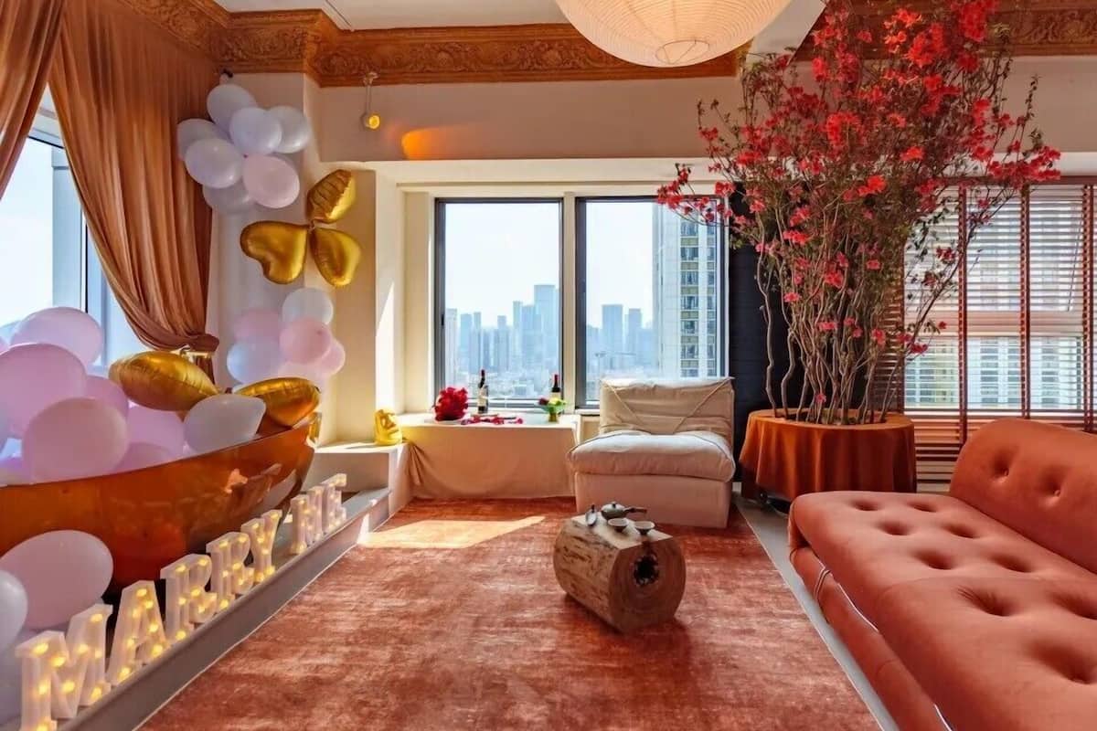 Three-Landmark View Super Twin (Panda Tower, Chunxi Rd, Living Water Garden) | Pillowtop beds, desk, laptop workspace, blackout drapes