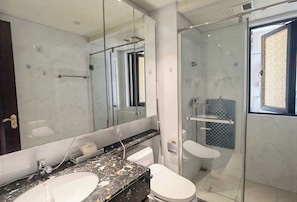 Comfort Suite, City View | Meja, langsir/tirai gelap terus, kalis bunyi, Wi-fi percuma