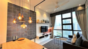 Superior Apartment, 2 Bedrooms, Kitchen, City View | Ruang tamu | 35 inci televisyen dengan kabel
