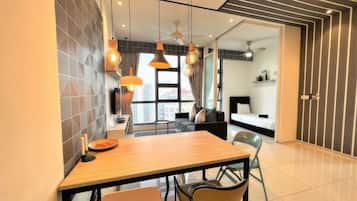 Superior-huoneisto, 2 makuuhuonetta, keittiö, kaupunkinäköala | Ruokailu omassa huoneessa