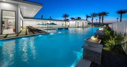 Sleeps 23 | Luxury Villa w/ Pool, Hot Tub & Pickleball Court | Bravo Villa #10