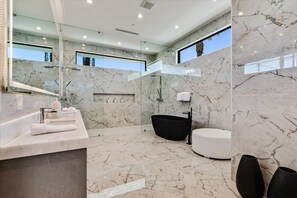 Een douche, een haardroger, handdoeken