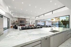 Lobby - Luxury Villa w/ Pool, Hot Tub, Pickleball, Sleeps 23 | Bravo 10 by AvantStay (Indio)