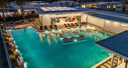 Luxury Villa w/ Pool, Hot Tub, Pickleball, Sleeps 23 | Bravo 10 by AvantStay