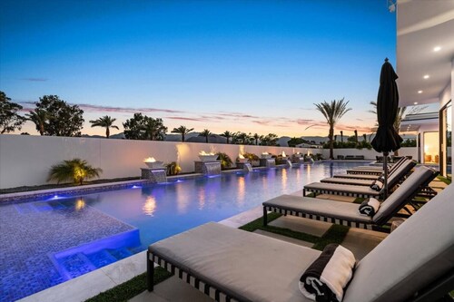 Sleeps 20 | Luxurious Pool, Putting Green & Hot Tub | Bravo Villa #11