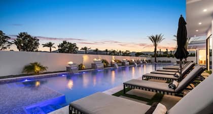 Sleeps 20 | Luxurious Pool, Putting Green & Hot Tub | Bravo Villa #11