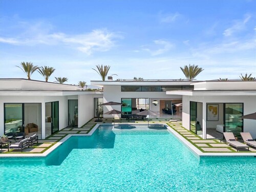 Sleeps 20 | Luxurious Pool, Putting Green & Hot Tub | Bravo Villa #11