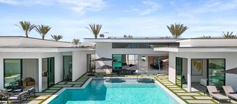 Sleeps 20 | Luxurious Pool, Putting Green & Hot Tub | Bravo Villa #11
