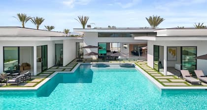 Sleeps 20 | Luxurious Pool, Putting Green & Hot Tub | Bravo Villa #11