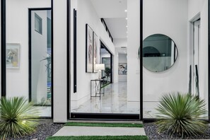 المنشأة من الداخل