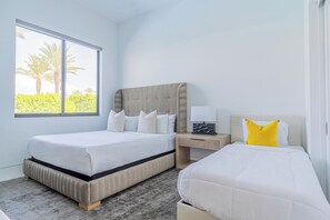 6 chambres, fer et planche à repasser, lit de bébé portatif