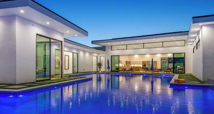 Sleeps 17 | Pool, Hot Tub & Pickleball Court | Bravo Villa #8