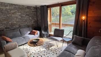 Televisión y chimenea