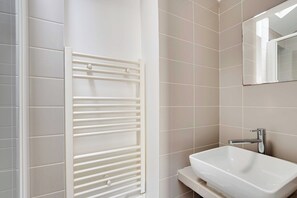 تجهيزات دش، مجففات شعر، مناشف