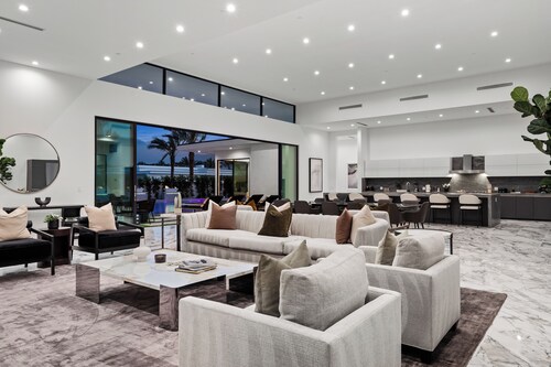 Sleeps 20 | Pool & Pickleball | Villa Near Golf, Dining & Fun | Bravo Villa #2