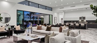 Sleeps 20 | Pool & Pickleball | Villa Near Golf, Dining & Fun | Bravo Villa #2